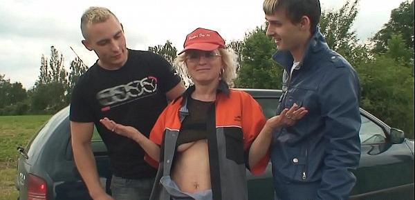  Old granny is double banged in the fields